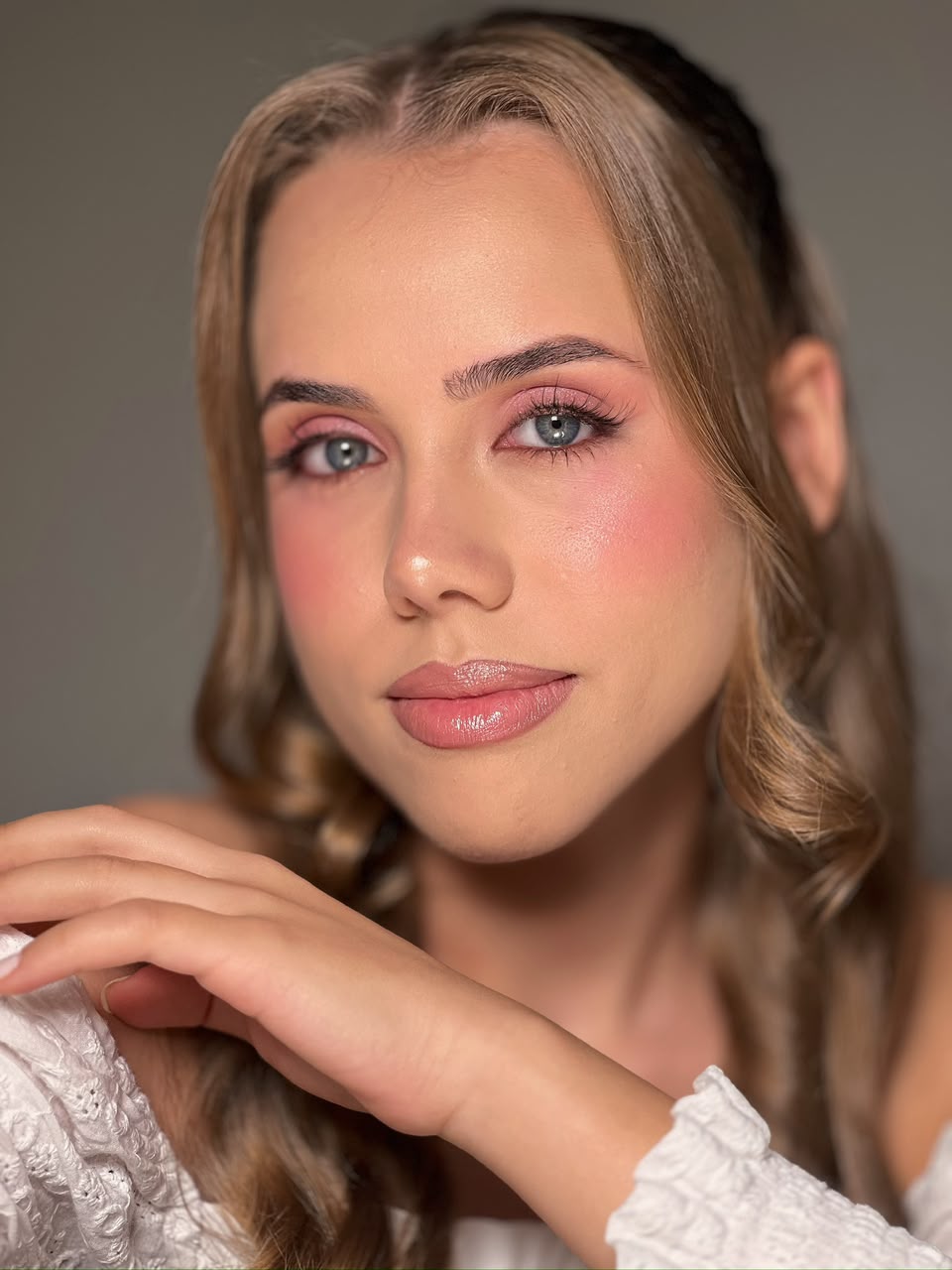 Retrato beauty de Júlia com maquiagem rosada
